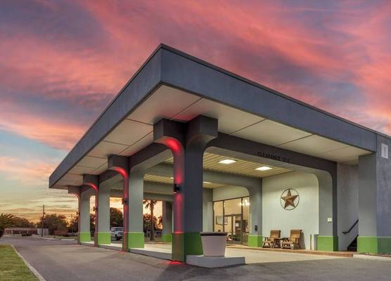 Days Inn by Wyndham Victoria TX East 1
