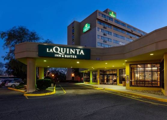 La Quinta Inn & Suites by Wyndham Secaucus Meadowlands 1