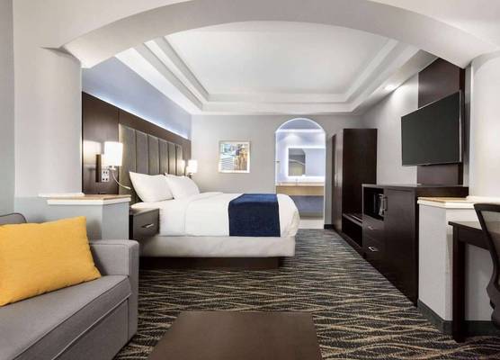 Days Inn & Suites by Wyndham Houston Hobby Airport 1