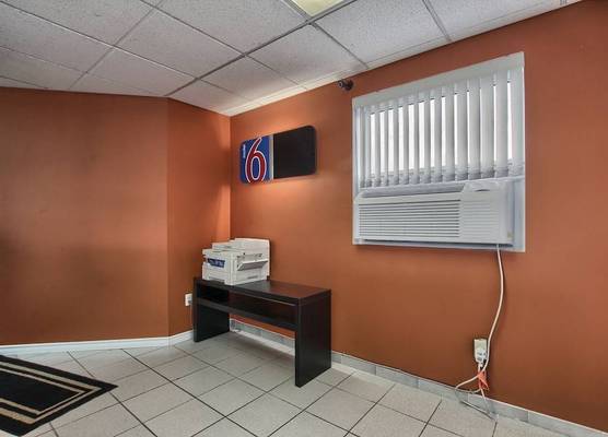 Motel 6-Windsor, ON 1