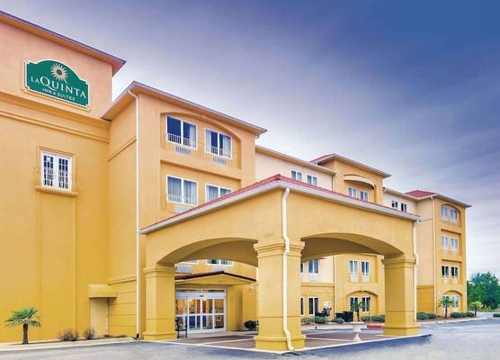 La Quinta Inn & Suites by Wyndham Atlanta-Union City 1