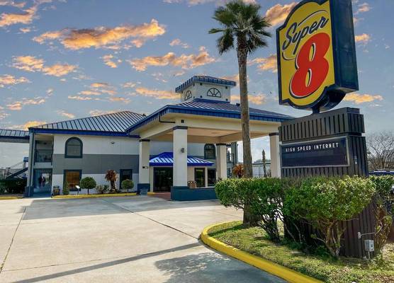 Super 8 by Wyndham Sealy 1