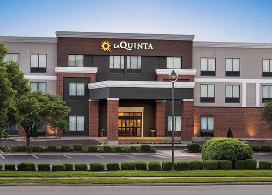 La Quinta Inn & Suites by Wyndham Springfield Airport Rte 66 1