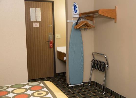 Econo Lodge Canton North 1