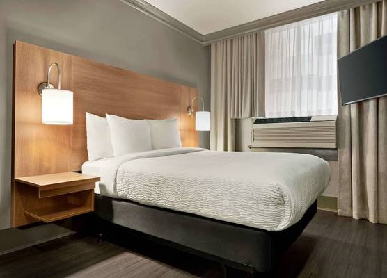 Days Inn by Wyndham Vancouver Downtown 1