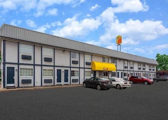 Super 8 by Wyndham Wooster 1