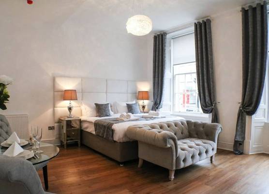 Edinburgh Castle Apartments 1