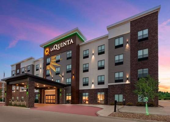 La Quinta Inn & Suites by Wyndham Coralville Iowa City 1