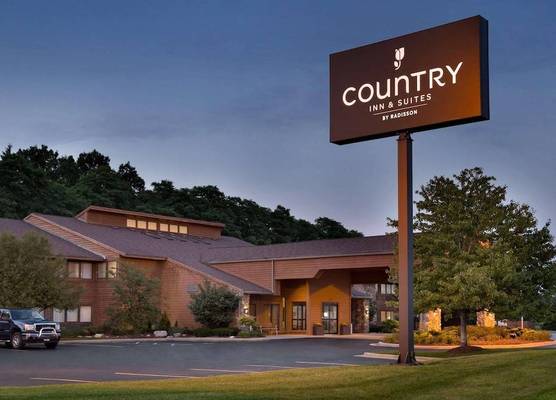 Country Inn & Suites by Radisson, Mishawaka - South Bend 1