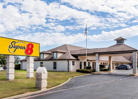 Super 8 by Wyndham Cleburne 1