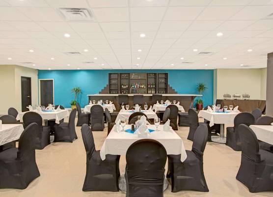 Ramada Plaza by Wyndham Charlotte Airport 1