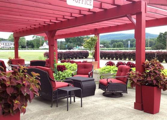 Vinehurst Inn And Suites 1