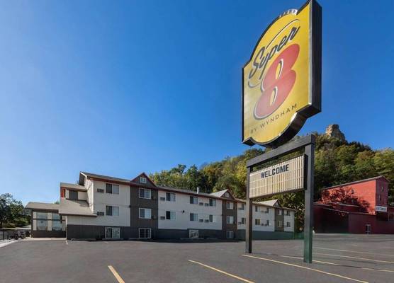 Super 8 by Wyndham Winona MN 1
