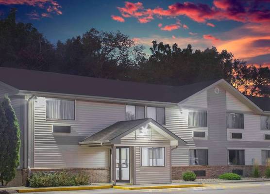 Super 8 by Wyndham Independence IA 1