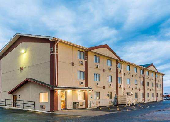 Super 8 by Wyndham Bloomington Normal 1