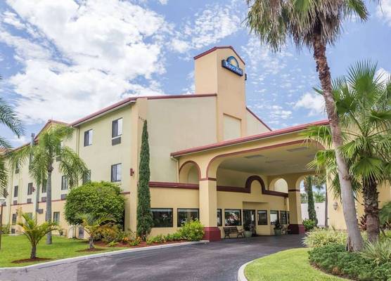 Days Inn by Wyndham Sarasota I-75 1