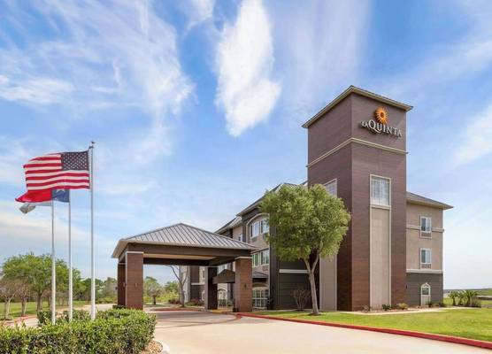 La Quinta by Wyndham Angleton 1