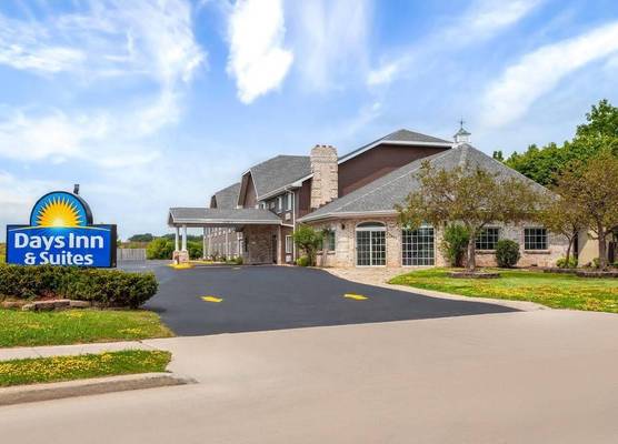 Days Inn & Suites by Wyndham Kaukauna WI 1