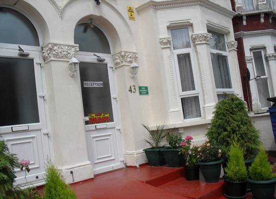 Homely En-Suite for Solo or Business Stay near Westfield Stratford 1