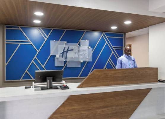 Holiday Inn Express & Suites TAMPA AIRPORT by IHG 1