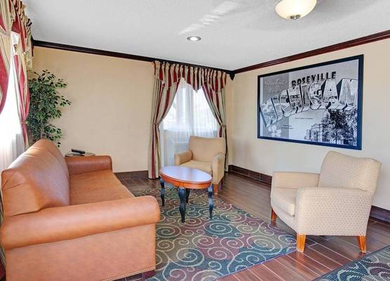 Super 8 by Wyndham Roseville/Detroit Area 1