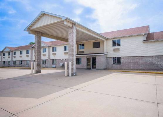 Days Inn by Wyndham Evansdale Waterloo 1