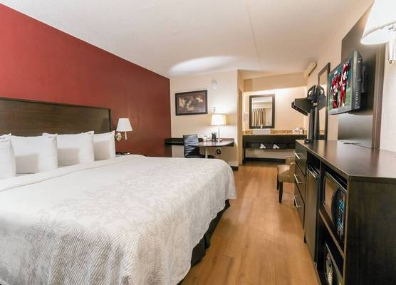 Red Roof Inn PLUS+ West Springfield 1
