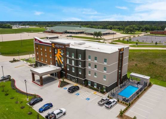 La Quinta Inn & Suites by Wyndham Sulphur Lake Charles 1
