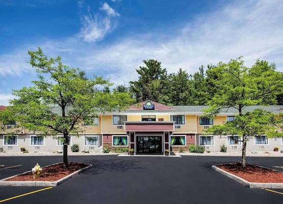 Days Inn & Suites by Wyndham Stevens Point 1