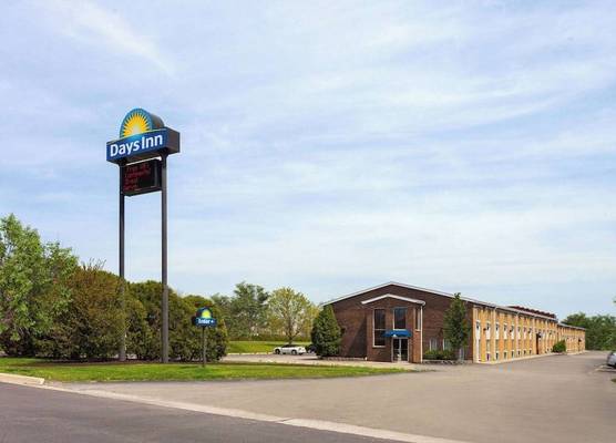 Days Inn by Wyndham Rockford I-90 Walking Distance to Casino 1