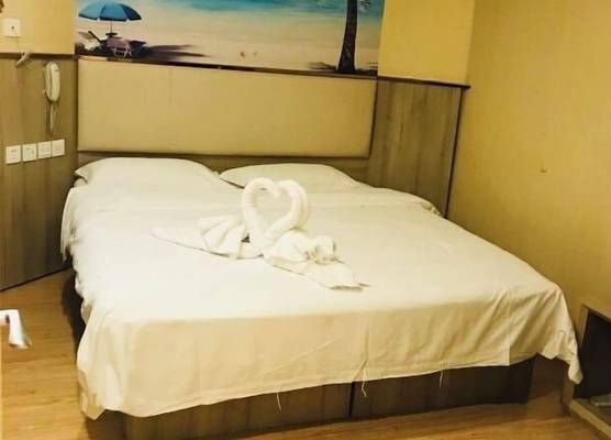 Super 8 Hotel (Beijing Tian'anmen Wangfujing Pedestrian Street) 1