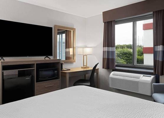 Ramada by Wyndham Cedar Rapids South 1