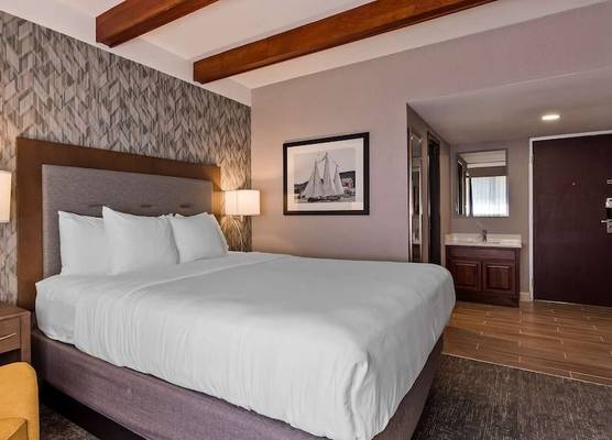Best Western Plus Portsmouth Hotel & Suites 1