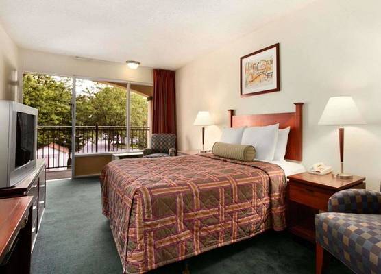Travelodge by Wyndham Waukegan Gurnee 1