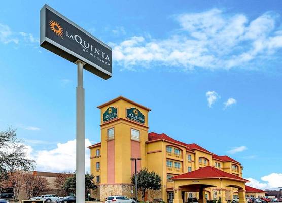 La Quinta Inn & Suites by Wyndham DFW Airport West - Bedford 1