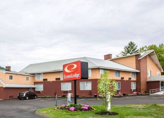 Econo Lodge Lakes Region 1
