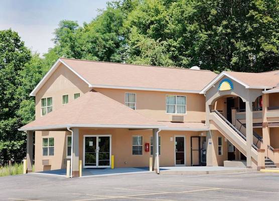 Days Inn by Wyndham Fairmont 1