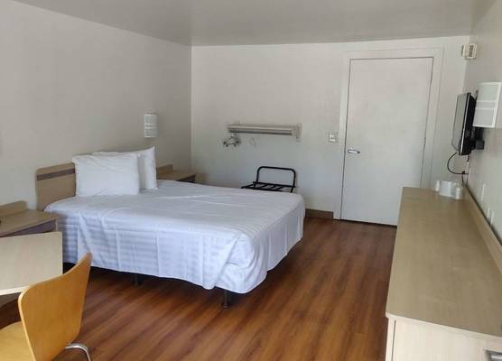 Travelodge by Wyndham Fayetteville 1