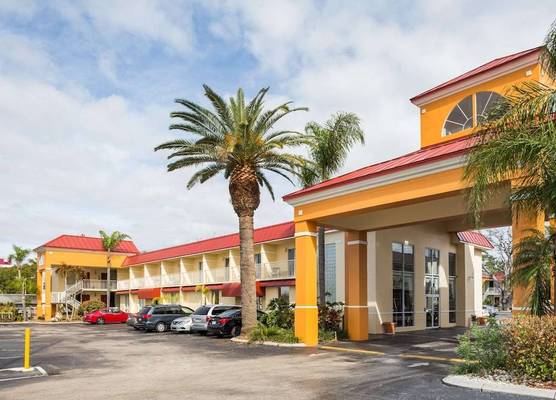 Days Inn & Suites by Wyndham Port Richey 1