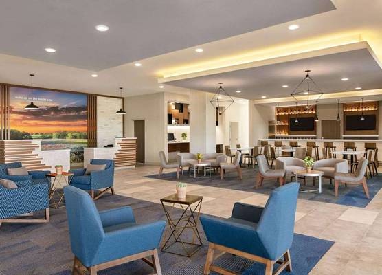 La Quinta Inn & Suites by Wyndham College Station North 1