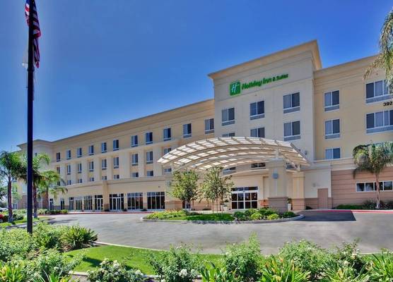 Holiday Inn & Suites BAKERSFIELD by IHG 1
