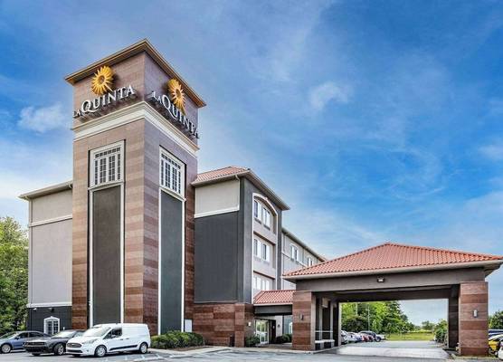 La Quinta Inn & Suites by Wyndham Norfolk 1