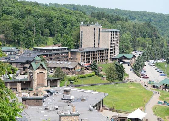 Slopeside Hotel, A Vail Resorts Property 1