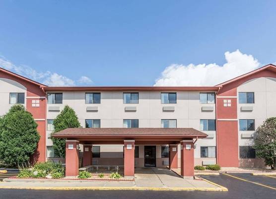 Super 8 by Wyndham St. Charles 1