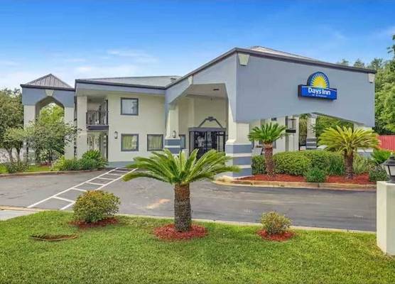 Days Inn by Wyndham Foley - North Gulf Shores 1