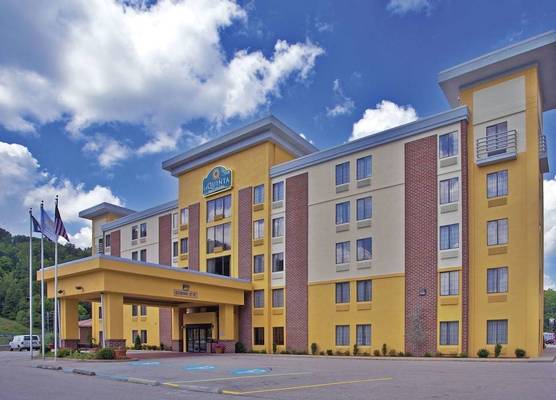 La Quinta by Wyndham Elkview - Charleston NE 1