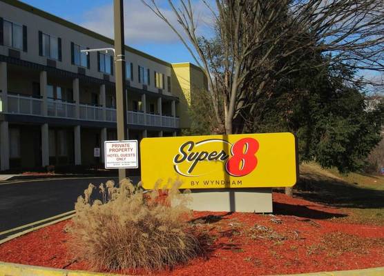 Super 8 by Wyndham New Cumberland 1