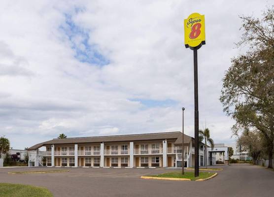 Super 8 by Wyndham Ellenton Bradenton Area 1