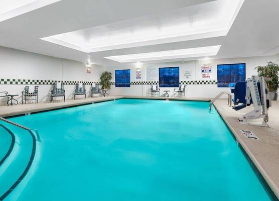 Holiday Inn & Suites RALEIGH-CARY (I-40 @WALNUT ST) by IHG 1