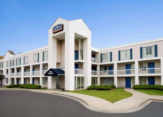 Travelodge by Wyndham Lansing IL 1